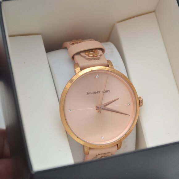 Michael Kors Women's Watch MK2823 with Flaws - Picture 4 of 9